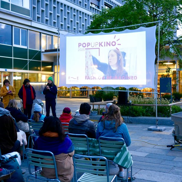 Das Solar-Umwelt-Kino mit Filme für die Erde auf dem Westfeldplatz in Basel.