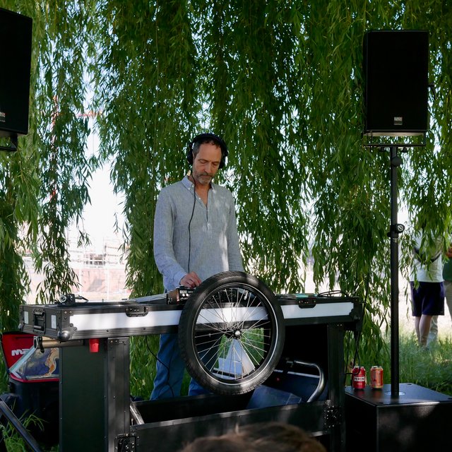 DJ Shaka spielt auf der Solar-Stage von Nomatark.