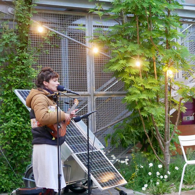 Nomatark Solar-Stage mit der Singer-Songwriterin Tilla Küenzli vor dem Primeo Energie Kosmos.