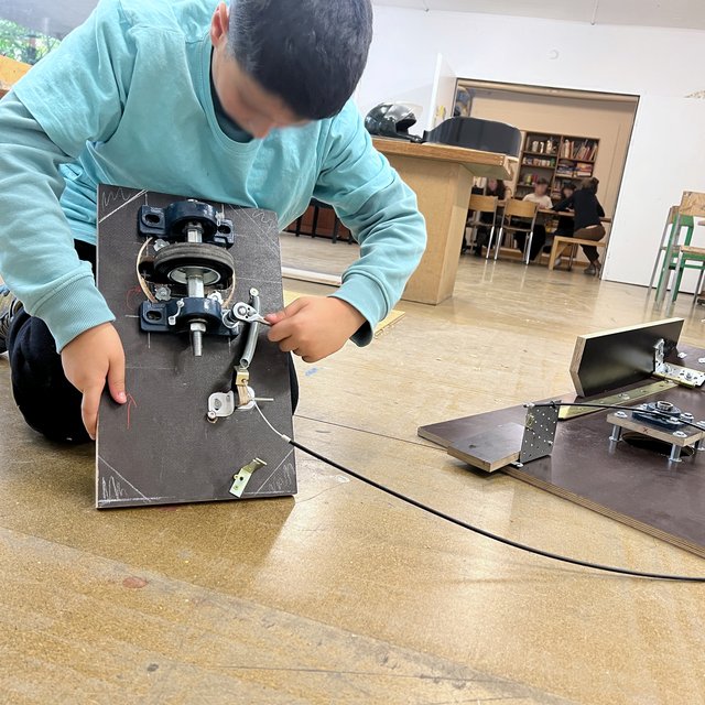 Montage der Antriebswelle unseres solarbetriebenen Akkuschrauber Go Karts.