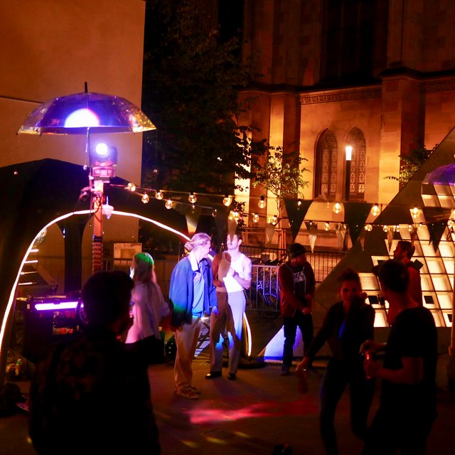Partystimmung auf dem Pyramidenplatz während dem Jugendkulturfestival mit der Nomatark Solar-Stage.
