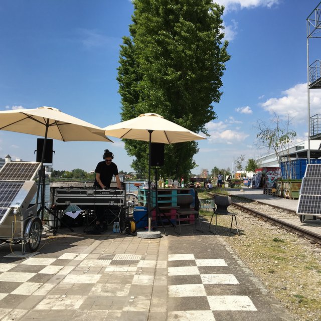 Jamie Shar spielt auf dem Schachbrett, Karawanserei, Zwischennutzung Klybeckquai. DJ lifestyle powered by the sun.