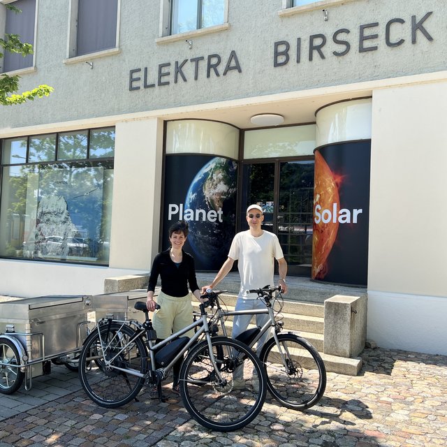 Die mobilen Solarkraftwerke von Nomatark vor der Elektra Birseck (Primeo).