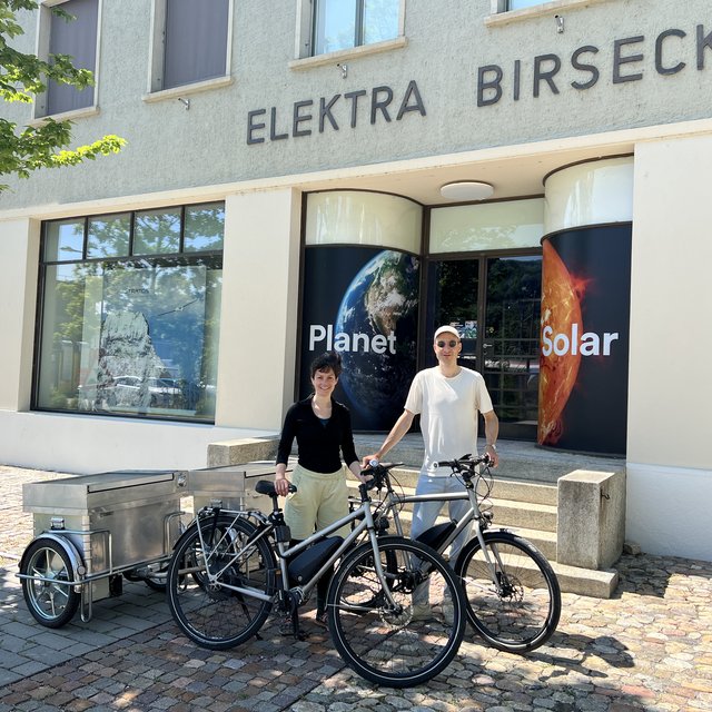 Die mobilen Solarkraftwerke von Nomatark vor der Elektra Birseck (Primeo).