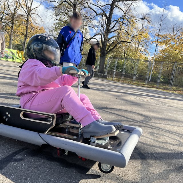Testfahrt mit dem Solar Akkuschrauber Go Kart.