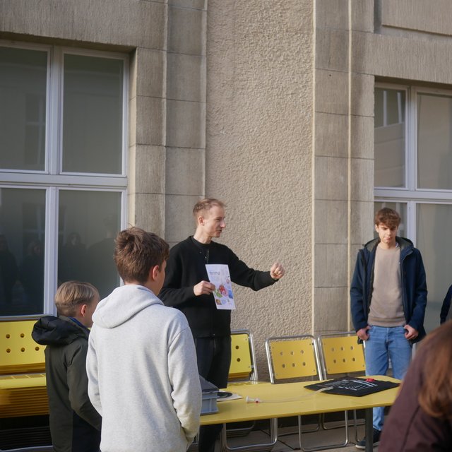 Am Beispiel eines Absorbers (Camping Solardusche) demonstriert der Verein Nomatark die Solarthermie. 