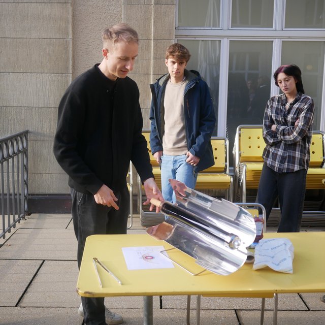Am Beispiel eines kleinen Parabolrinnenkraftwerks (Röhrenkollektor mit Spiegel) demonstriert der Verein Nomatark die Funktionsweise der Solarthermie.  