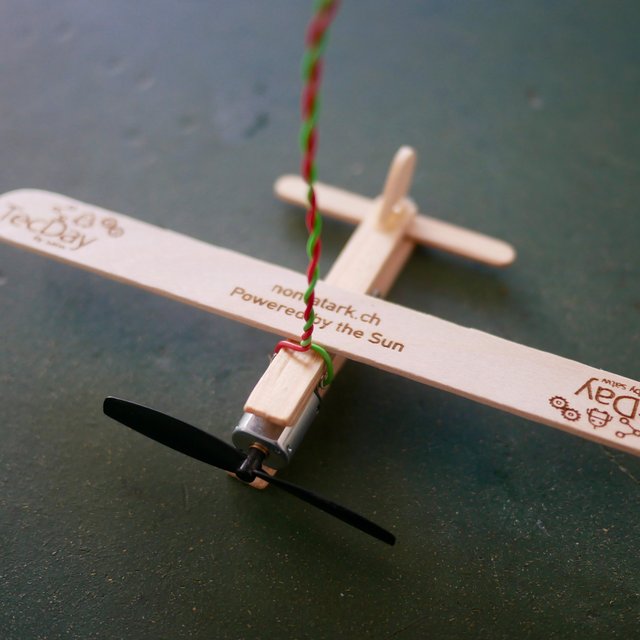 Auf Wunsch kann der Solar-Flugzeug-Modellbausatz mit einer Lasergravur (Logo Kunde) versehen werden.