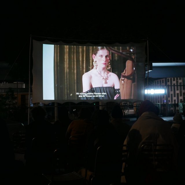 Amy Powney sagt im Umweltkino bei Nomatark: "Wir müssen unseren Planeten retten, aber wir müssen es mit Stil tun."