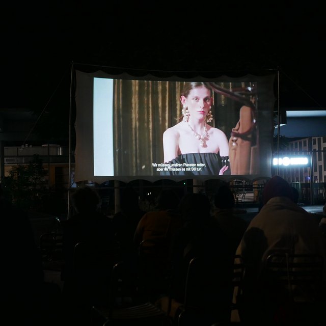 Amy Powney sagt im Umweltkino bei Nomatark: "Wir müssen unseren Planeten retten, aber wir müssen es mit Stil tun."